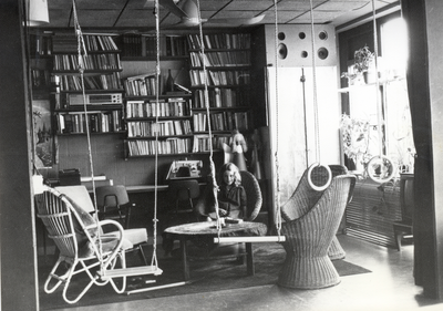 600141 Afbeelding van de gemeenschappelijke hal op een verdieping van de experimentele flat Marowijnedreef 1-51 te Utrecht.